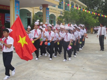 Lễ diễu hành đón học sinh lớp 6 vào trường